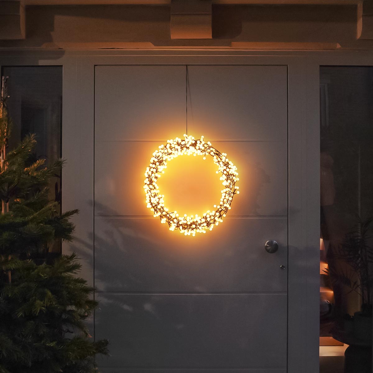 45cm Berry Outdoor Christmas Wreath With 550 Warm White LEDs