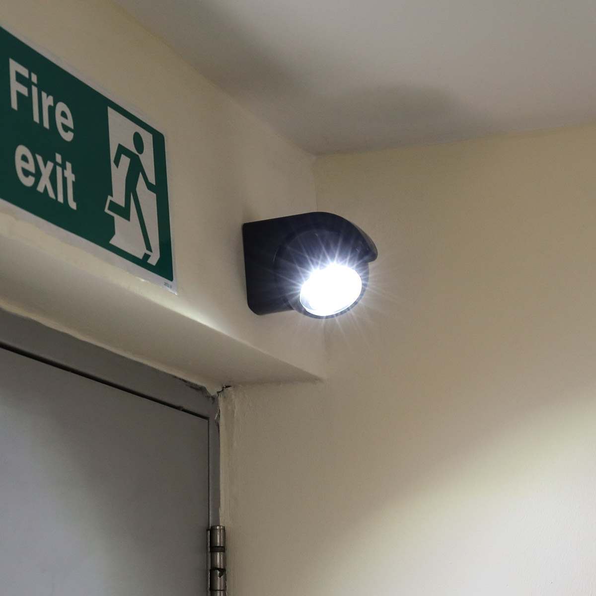 Outdoor Battery Operated Security Light with PIR Sensor