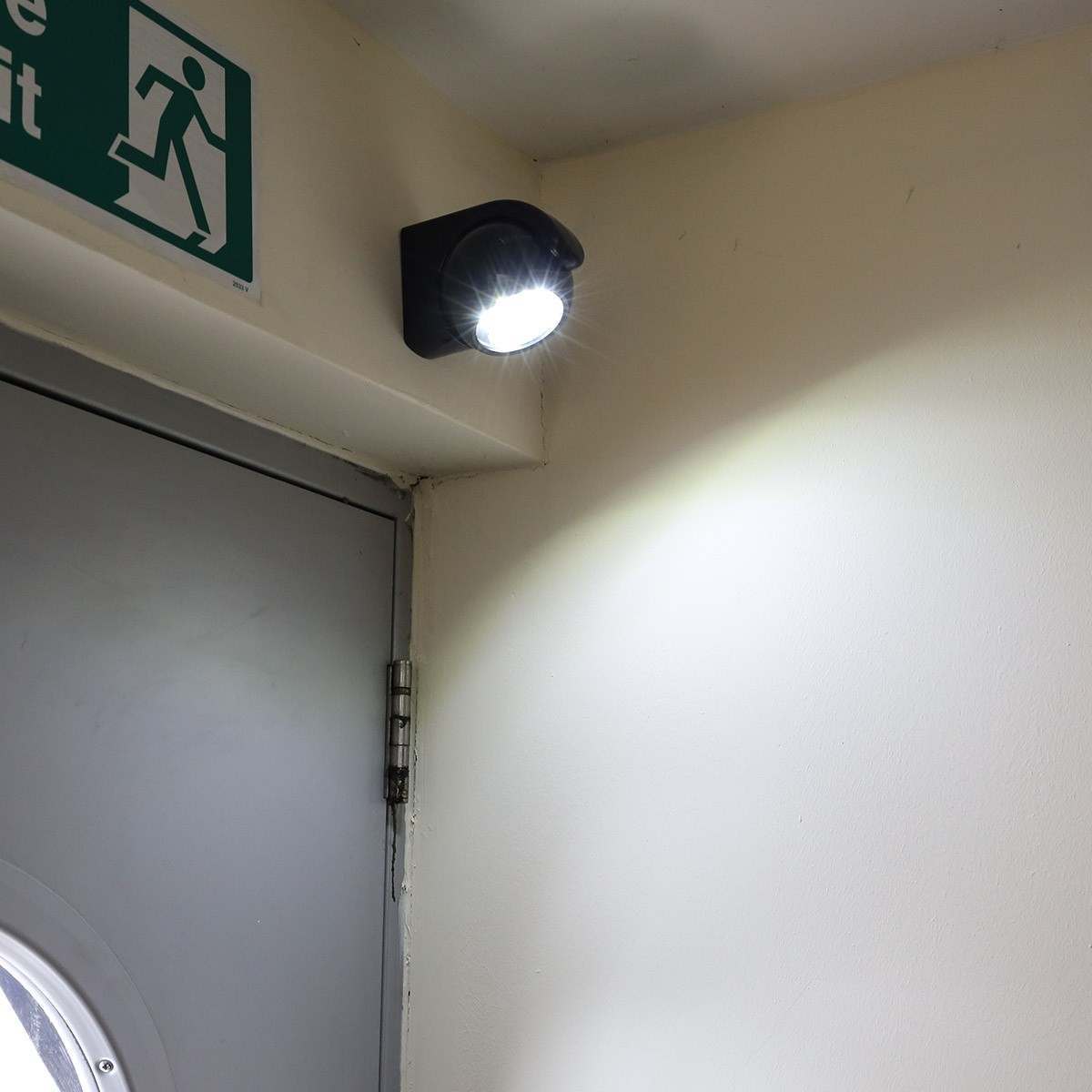 Outdoor Battery Operated Security Light with PIR Sensor