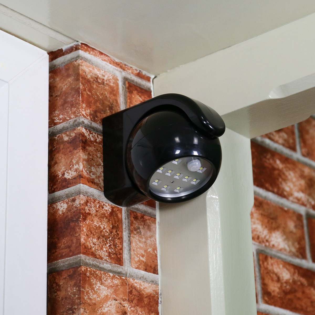 Outdoor Battery Operated Security Light with PIR Sensor
