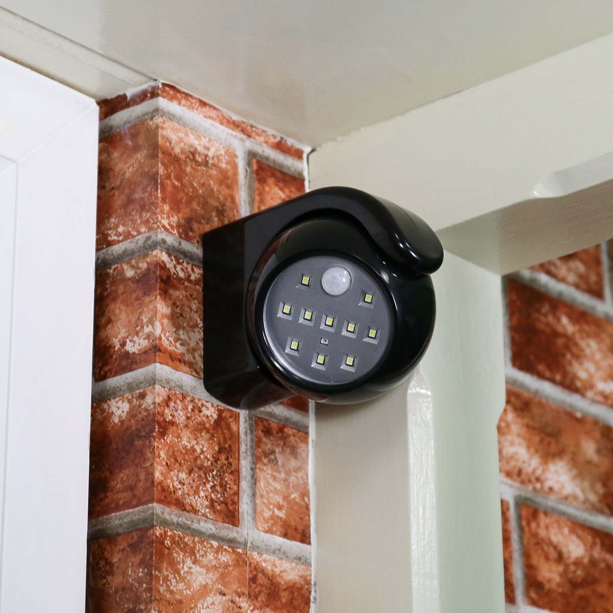 Outdoor Battery Operated Security Light with PIR Sensor