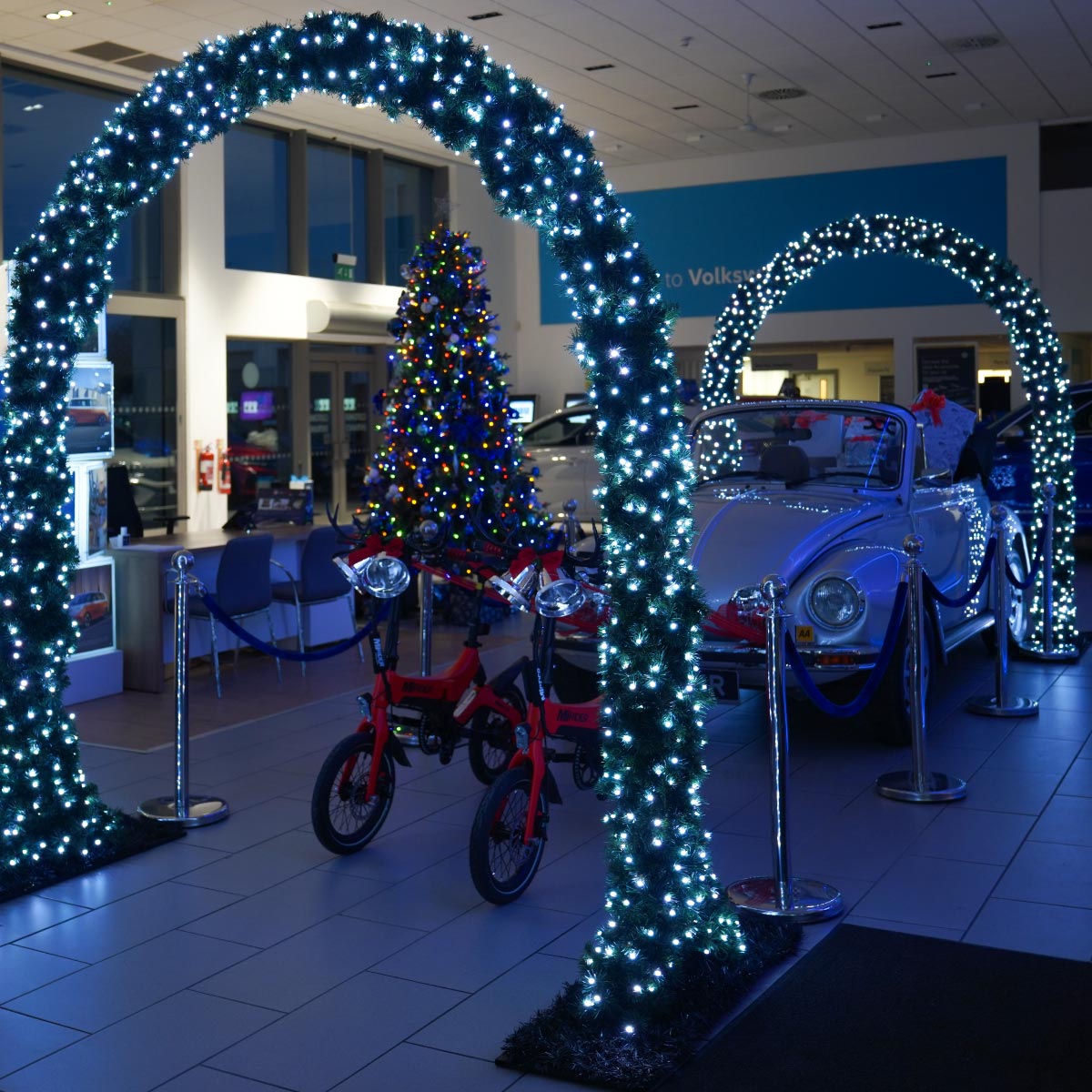 ConnectGo® 2.5m Outdoor Green Commercial Christmas Pre Lit Archway