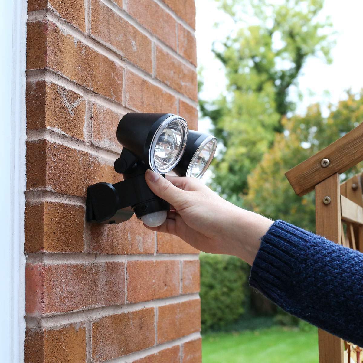 Battery Powered Outdoor Security Light Twin Head Spotlight with PIR Sensor