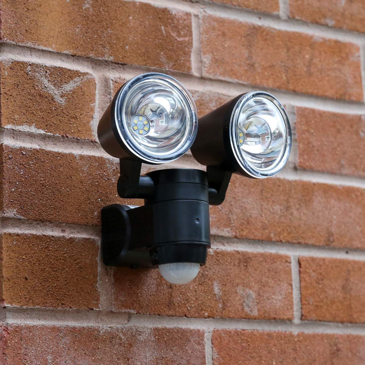 Battery Powered Outdoor Security Light Twin Head Spotlight with PIR Sensor