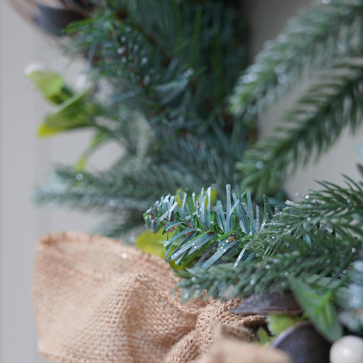 45cm White Berry and Hessian Christmas Wreath