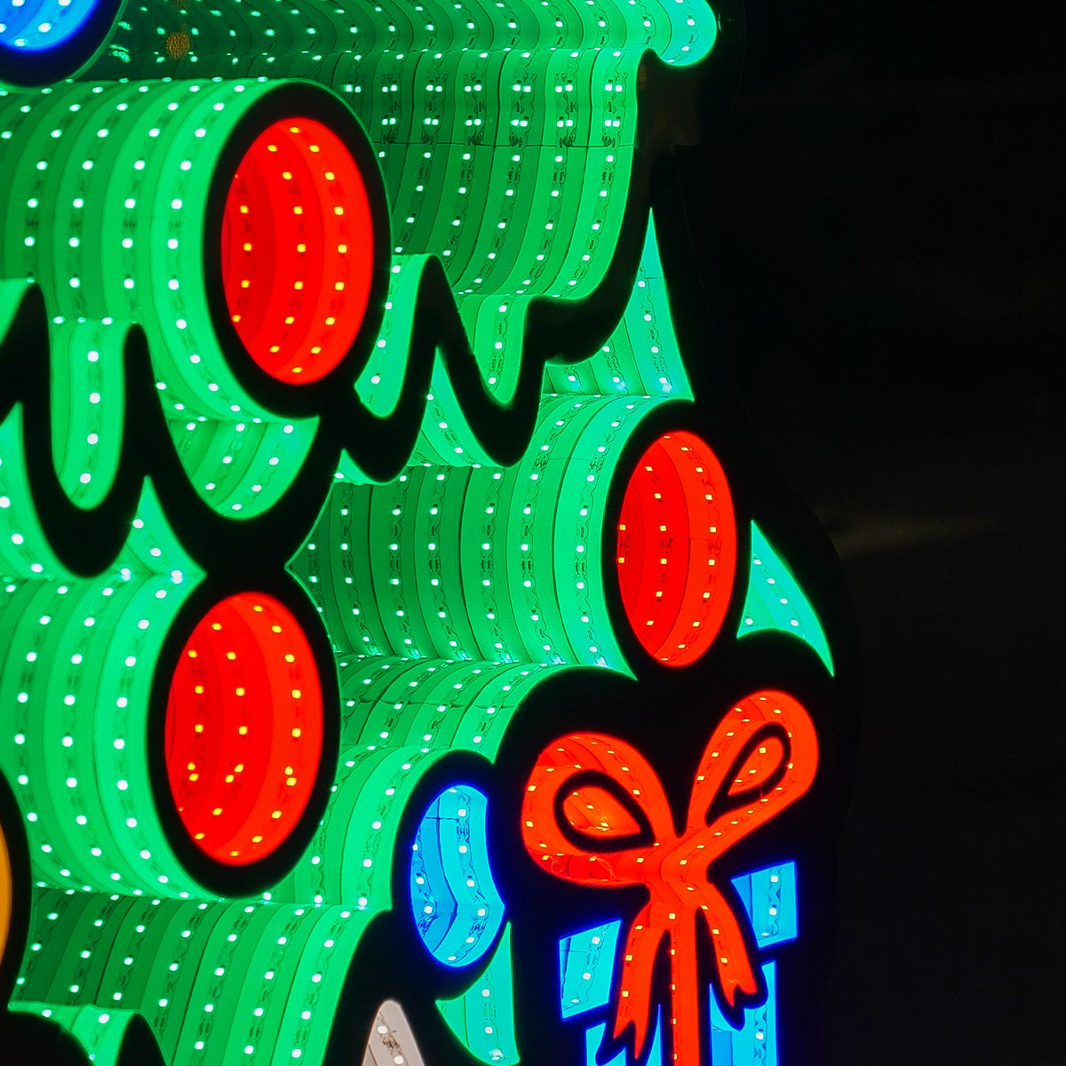 1.8m Outdoor Infinity Light Christmas Tree with Waving Santa