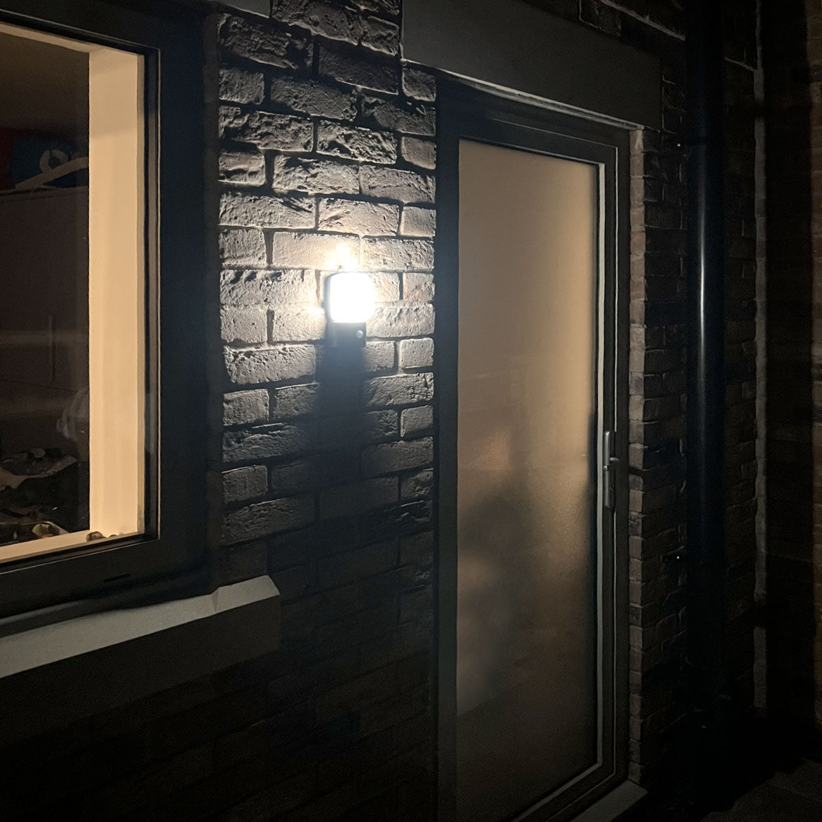 Battery Outdoor Security Light with PIR Sensor