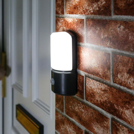 Battery Outdoor Security Light with PIR Sensor