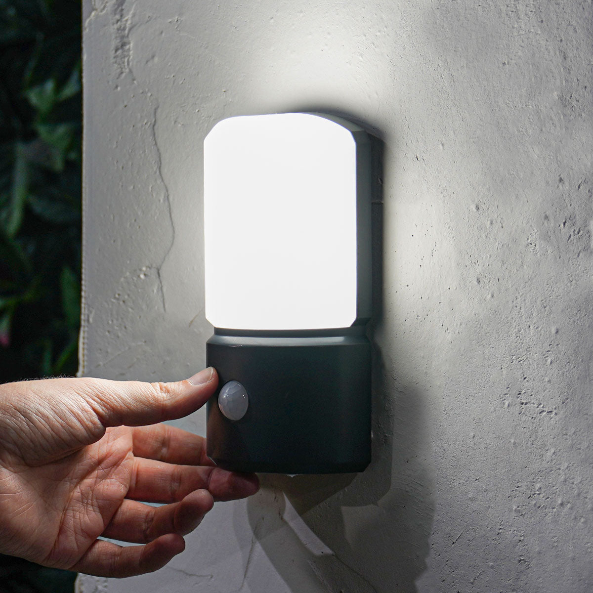 Battery Outdoor Security Light with PIR Sensor