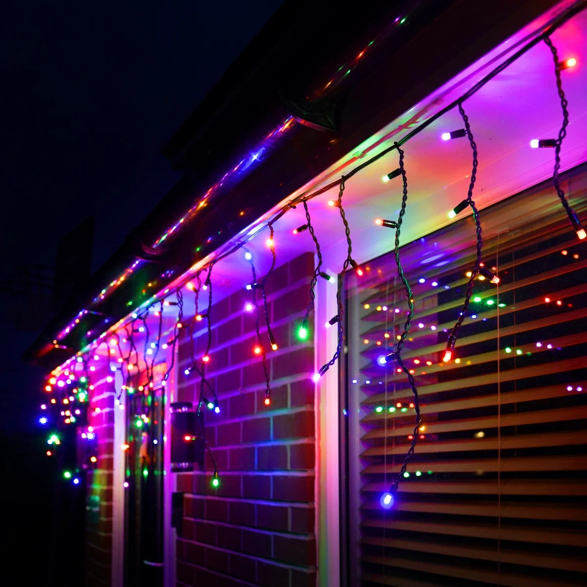 outdoor-led-icicle-lights-connectable-black-rubber-cable
