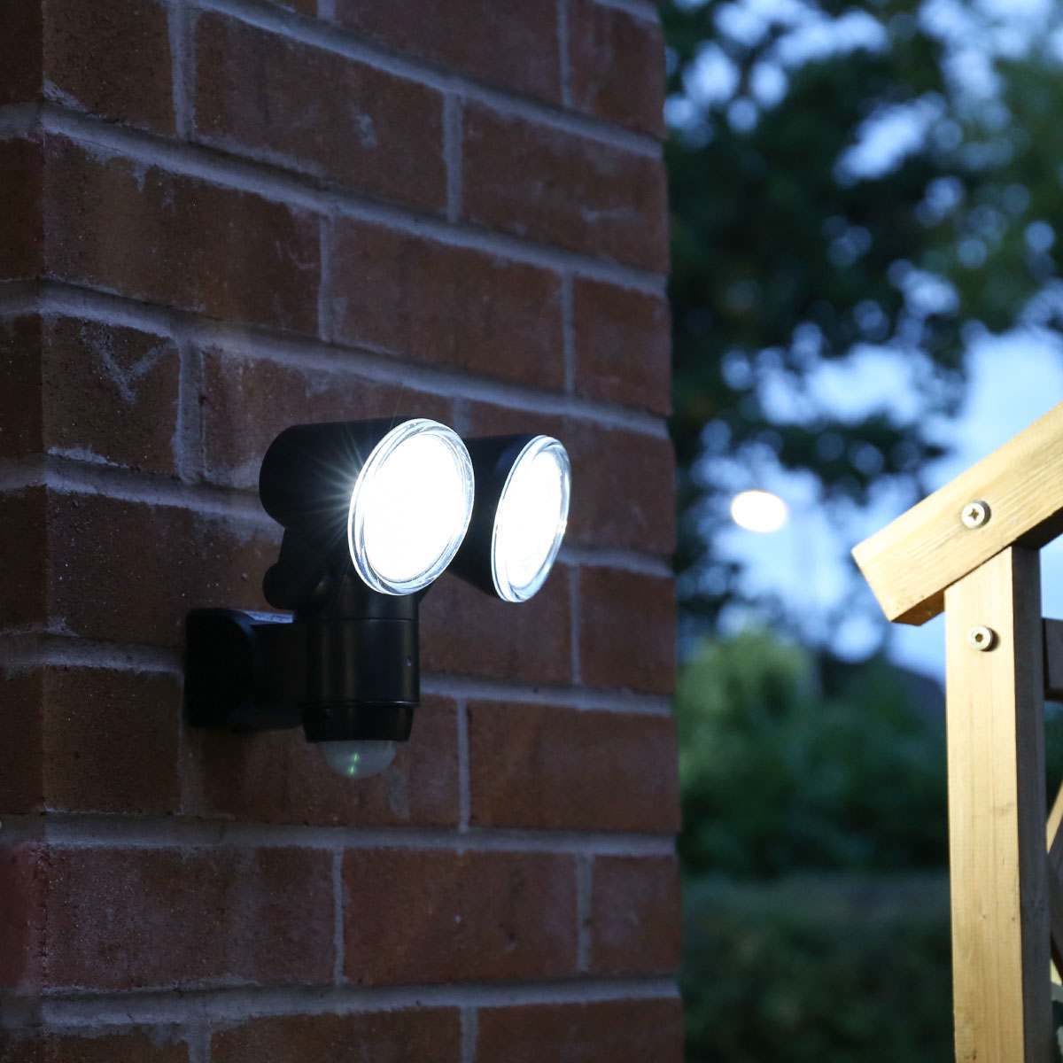 Battery Powered Outdoor Security Light Twin Head Spotlight with PIR Sensor